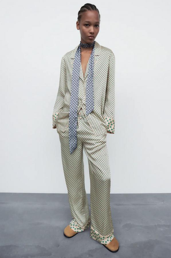 A juego con la camisa ha llegado a Zara este pantalón de tiro alto con cintura ajustable con cordones y detalle de vivo combinado a tono en el bajo. Confeccionado con un 50% de poliéster reciclado, tiene un precio de 25,95 euros y está disponible entre las tallas XS y XL.