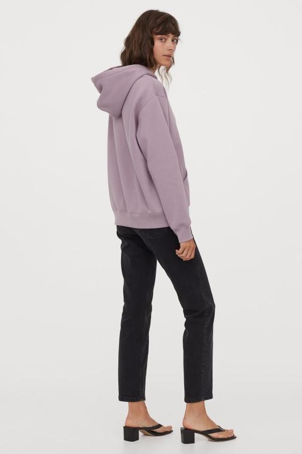 El color tendencia de 2020 no podía faltar entre estas propuestas y H&M lo ha llevado a una sudadera de diseño holgado, capucha forrada y bolsillo canguro en el frontal. Cuesta 19,99 euros y está disponible entre las tallas XS y XXL.