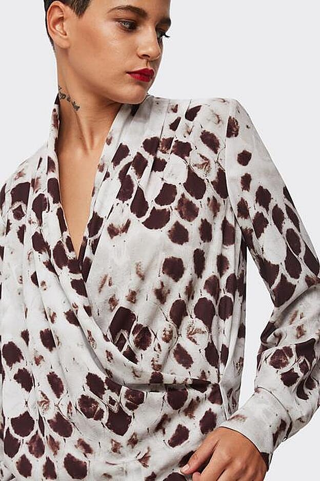 Blusa estampada de la colección p/v 2020 de Adolfo Domínguez.