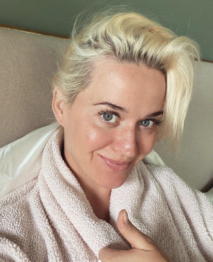 Algo ocurre con las estrellas del pop que, de repente, nos sorprenden con 'selfies' a cara descubierta: nos parecen desnudas. Katy Perry lleva marquillajes tan tan recargados, tan espectaculares, que al verla con la cara lavada descubrimos que podría ser nuestra vecina de al lado, aunque con unos ojos azules increíbles.