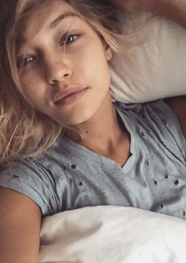 Uno de los pocos casos en los que nos da igual verla con o sin maquillaje. De hecho, puede que Gigi Hadid esté más guapa así, al despertarse de buena mañana, que con toda la producción de pelo y maquillaje que conlleva alguna sesión de fotos o los desfiles de alta costura. No se le puede poner ni una pega.