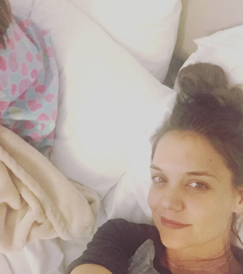 La ex de Tom Cruise posa con su hija Suri (asoma en un extremo de la fotografía) para un 'selfie' sin maquillaje pero con truco: recurre a un romántico filtro pastel que suaviza tanto la textura de la fotografía, que no podemos su cara claramente. Aún así, Katie Holmes es otra de las famosas mayores de 40 años que puede permitirse prescindir del maquillaje: su piel parece descansada y fresca.