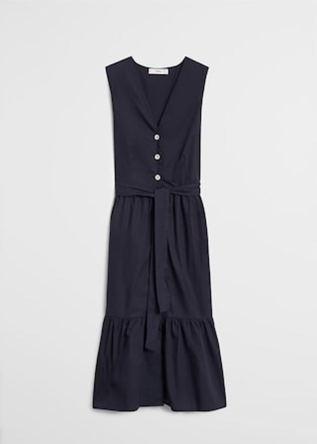 Abotonado y con lazada a la cintura, este vestido también está en su versión en color rojo. Tiene volantes en el bajo, es de Mango y cuesta 29.99 euros.