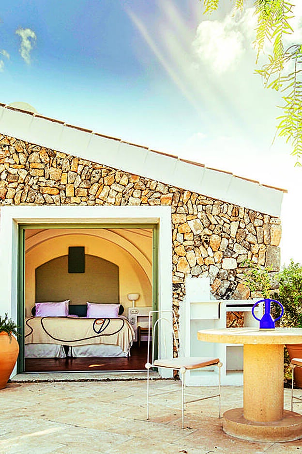 Decoración minimalista con guiños menorquines y atmósfera agrochic en Menorca Experimental.