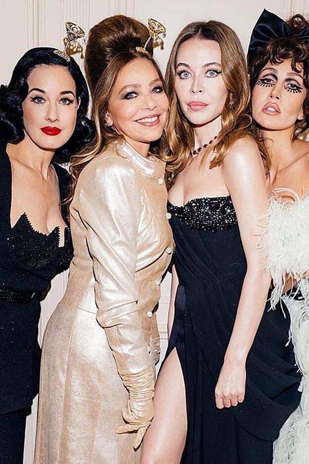 La diseñadora de moda, Ulyana Sergeenko, rodeada de sus amigas ricas y famosas, entre ellas Dita Von Teese.