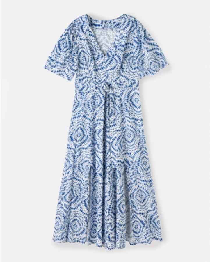 Con falda de vuelo y manga corta, este vestido estampado de color azul es de Fórmula Joven en El Corte Inglés, está rebajado y cuesta 24.99 euros.