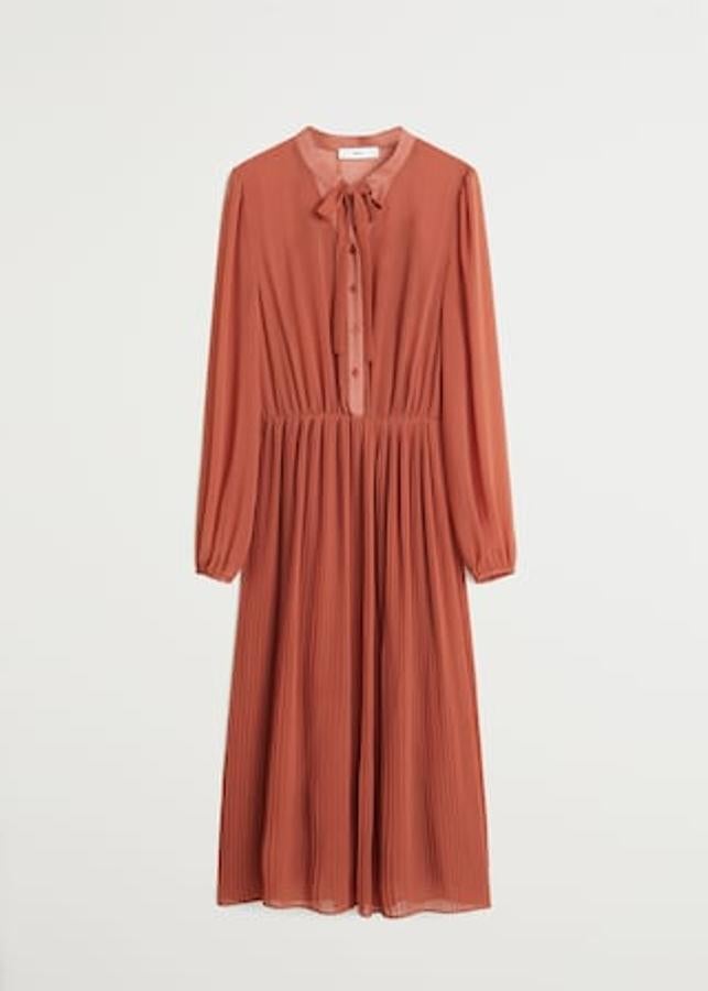 De estilo romántico, este vestido midi con una lazada al cuello y falda plisada tiene botones en la parte delantera. Es de Mango y está rebajado más del sesenta por ciento. Ahora cuesta 19.99 euros.