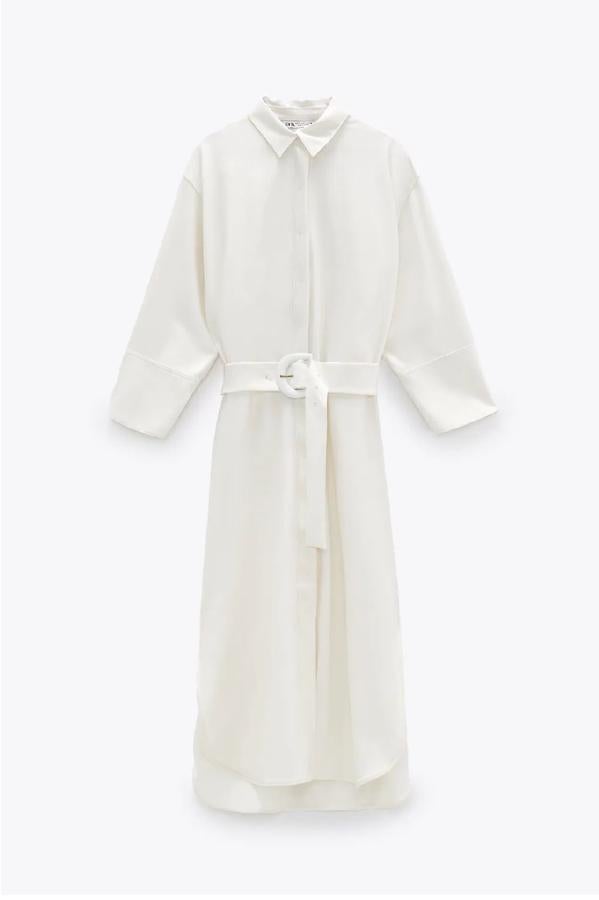 Este vestido camisero en color blanco cuenta con un cinturón con hebilla. Es de Zara y cuesta 49.95 euros.