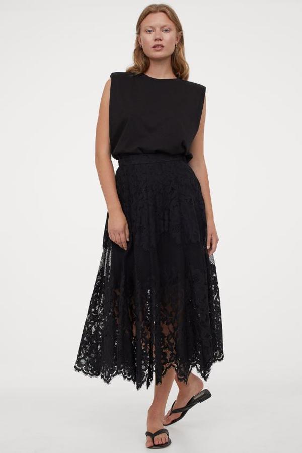 En encaje de mezcla de algodón suave, esta falda negra de H&M con diseño midi evasé viene con cintura alta y enagua corta. Cuesta 69,99 euros y está disponible entre las tallas 32 y 40 únicamente en la web de la firma.