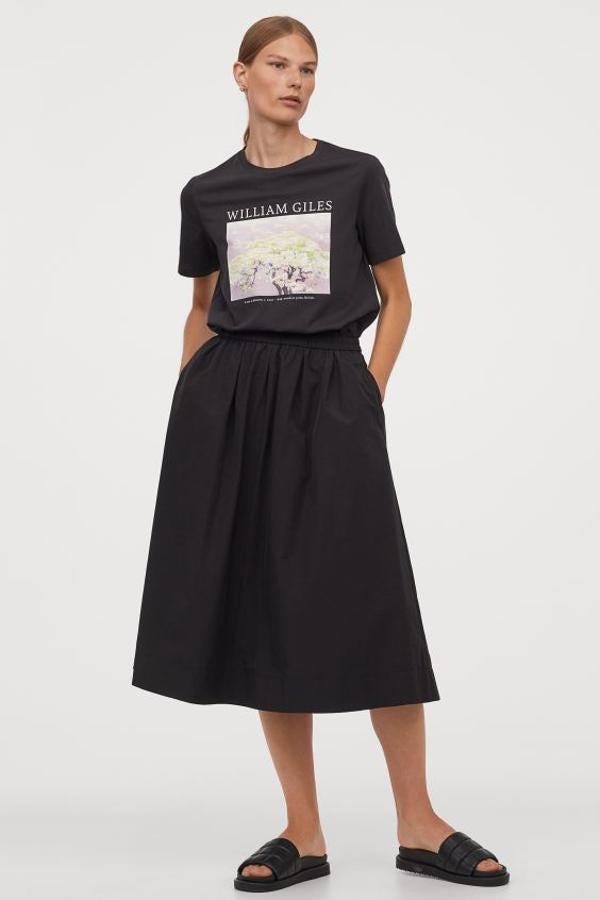 Confeccionada en mezcla de algodón con ligero brillo, esta falda negra de H&M con cintura paper bag altoa viene con ribete de volantes y pliegues para dar volumen. Tiene un precio de 29,99 euros y está disponible entre las tallas XS y XXL.