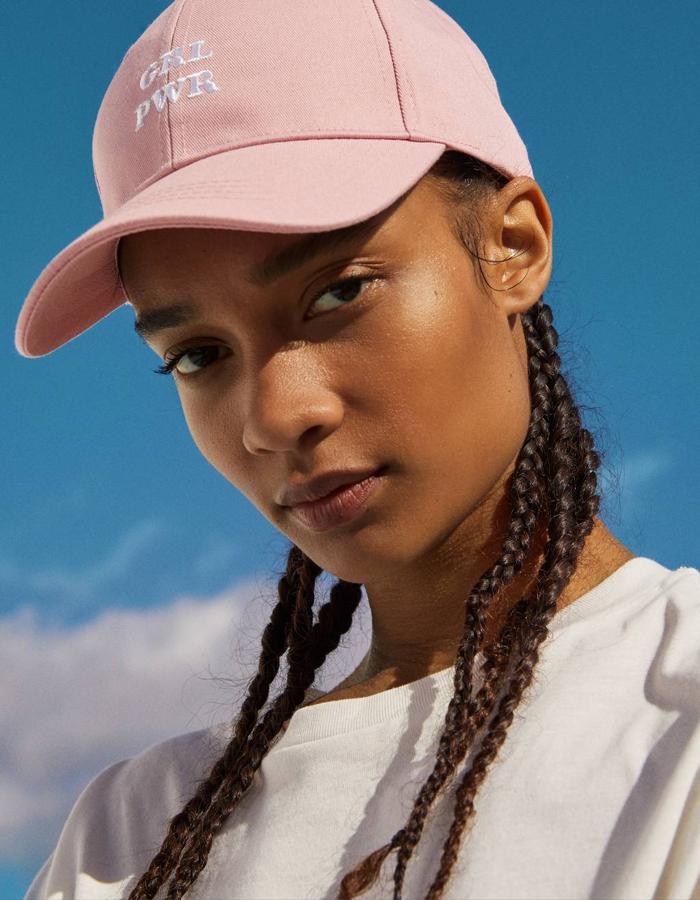 Con letras bordadas a contraste en color blanco, esta gorra rosa de Bershka tiene un precio de 5,99 euros.