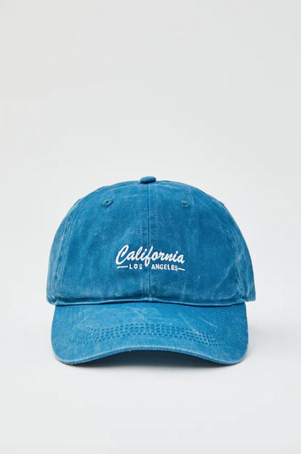 Con detalle de texto a contraste en el panel delantero, esta gorra de algodón de Pull&Bear en color turquesa con cierre trasero ajustable tiene un precio de 9,99 euros.