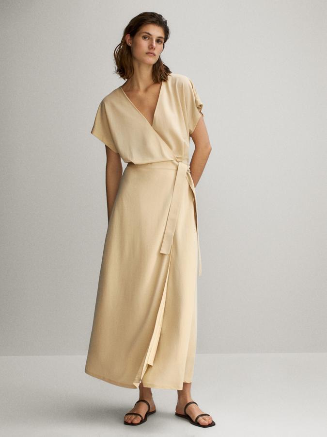 Vestido largo de corte inspiración kimono, de Massimo Dutti (59,95 €).