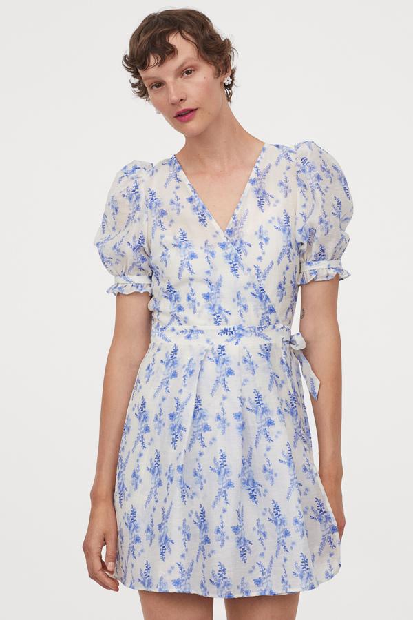 Minivestido de manga corta abullonada con estampado campestre de flores, de H&M (34 €).