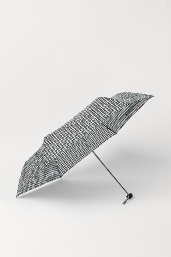 Si eres aficionada al estampado de pata de gallo, este paraguas plegable con asa telescópica y funda no puede faltar en tu armario. Tiene un precio de 7,99 euros.