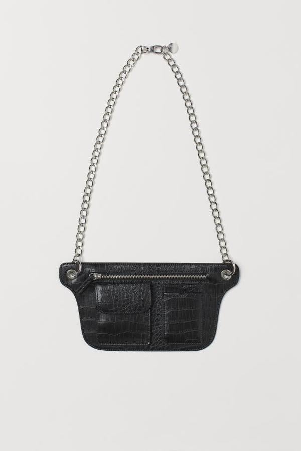 En color negro, con estampado de cocodrilo y cadena de metal ajustable para la cintura, esta riñonera de piel sintética viene con compartimento exterior con solapa y botón de presión. Tiene un precio de 19,99 euros y solo podemos encontrarla en la web en negro y en color crema.