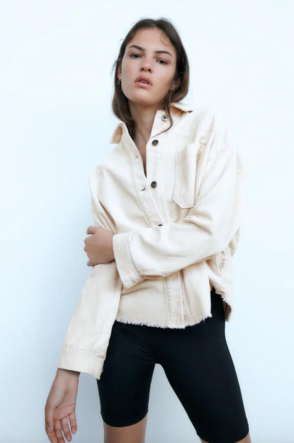 En tejido de pana, con cuello solapa, manga larga y un único bolsillo de plastrón en el pecho, esta sobrecamisa de Zara con bajo acabado en desflecado tiene un precio de 25,95 euros y está disponible entre las tallas XS y XXL.