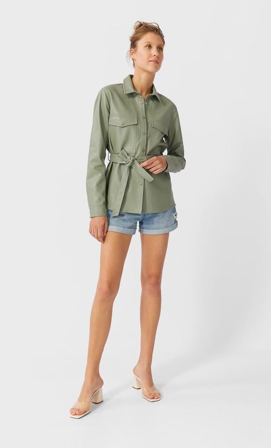Diseño largo en efecto piel para esta sobrecamisa de Stradivarius en color verde con cuello solapa, manga larga y bolsillos de solapa en el pecho. Con cierre de botones a presión, tiene un precio de 25,99 euros, está disponible en las tallas S, M y L y en color camel claro.