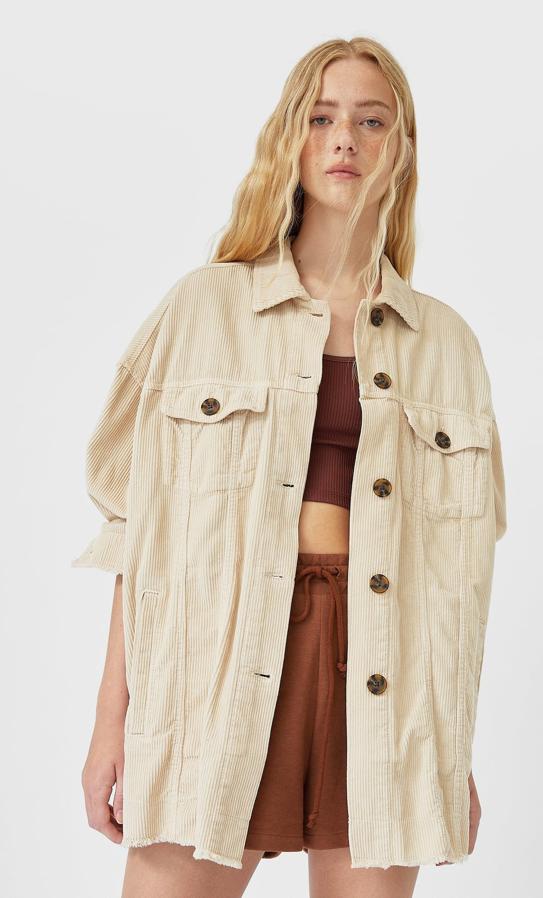 En Stradivarius hemos encontrado esta bonita sobrecamisa en color piedra confeccionada en pana y de diseño amplio. Con botones a contraste, tiene un precio de 25,99 euros y está disponible únicamente en la talla M.