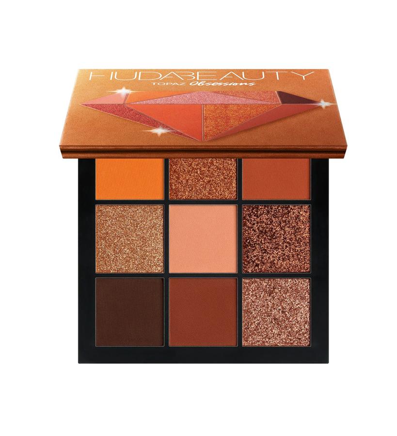Creada para adaptarse a cualquier tono de piel o color de ojos, contiene desde untuosos tonos mates, a sombras superiridiscentes y tonos metalizados complementarios, siempre con texturas fundentes y suaves.  Nude Obsessions de Huda Beauty  (29,99 €).