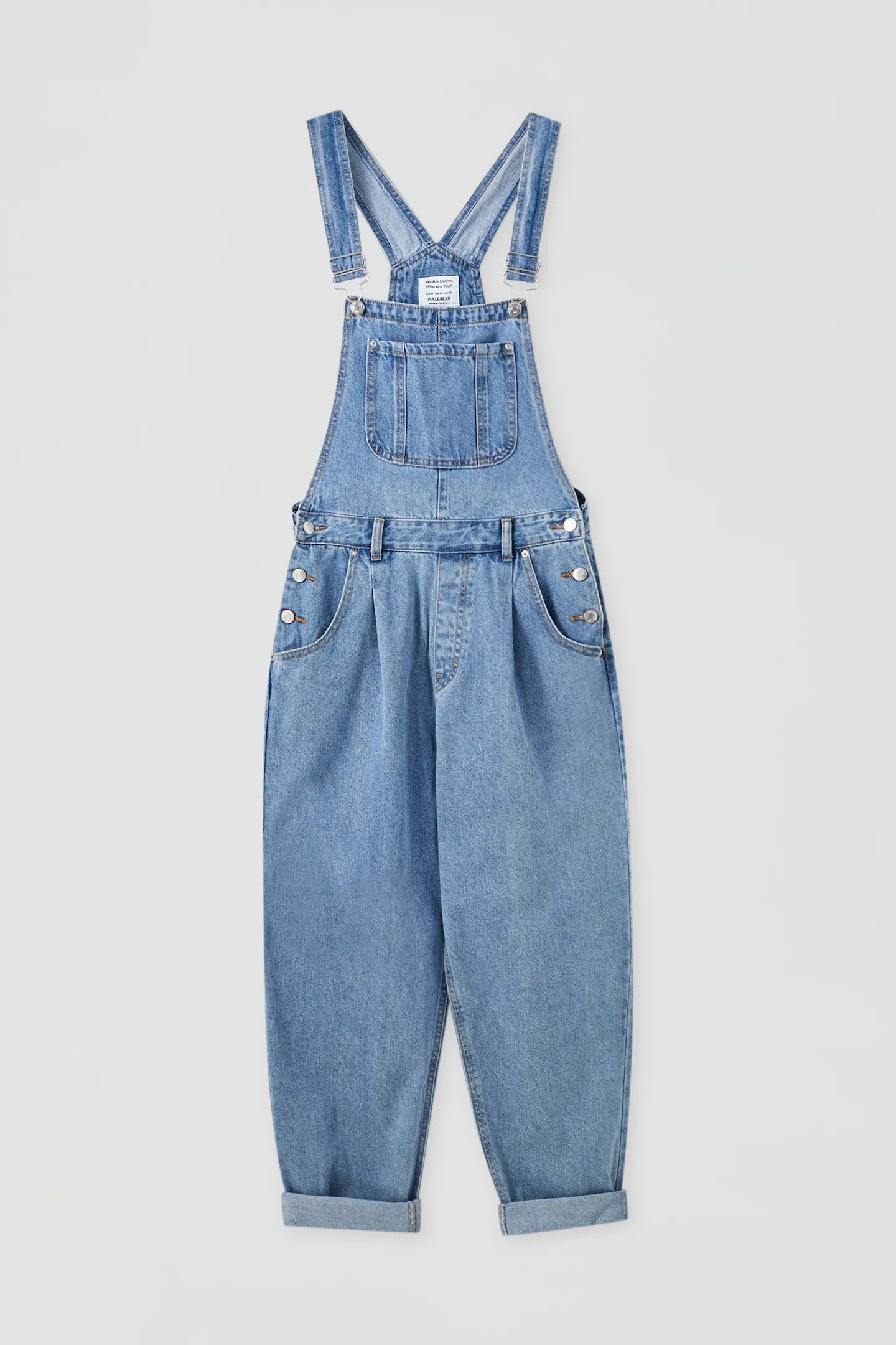 El denim siempre es una buena opción para cualquier época del año. Ficha este mono fluido ccon pantalón slouchy de Pull&Bear. (29,99 euros).