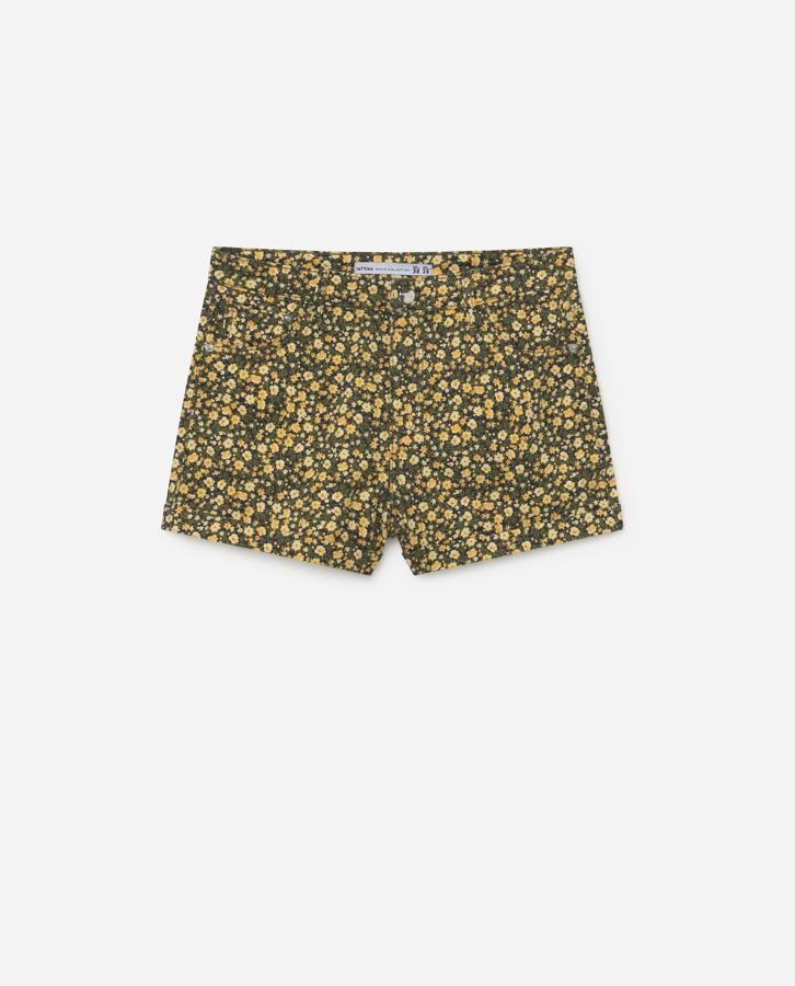 Pantalón corto vaquero con dobladillo y estampado de flores, de Lefties (9,99 €).