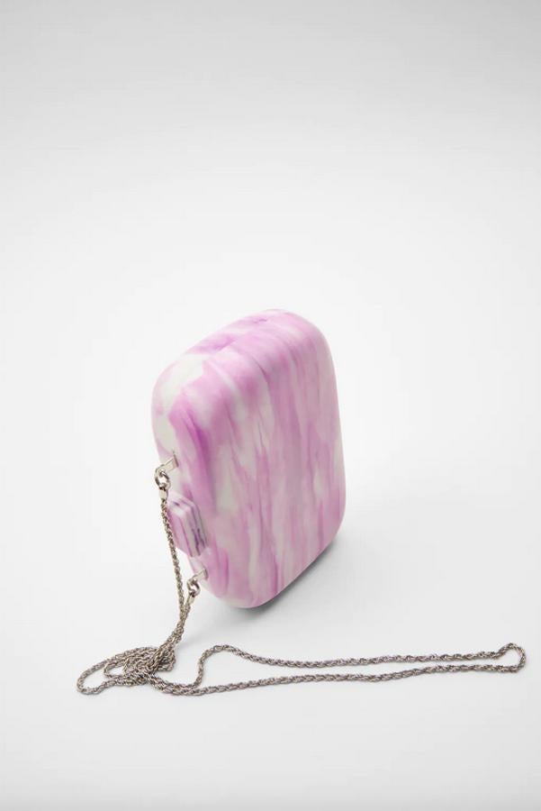 Color lila degradado para este bolso formato caja con asa de hombro con cadena e interior forrado. Con cierre de imán, cuesta 29,95 euros.