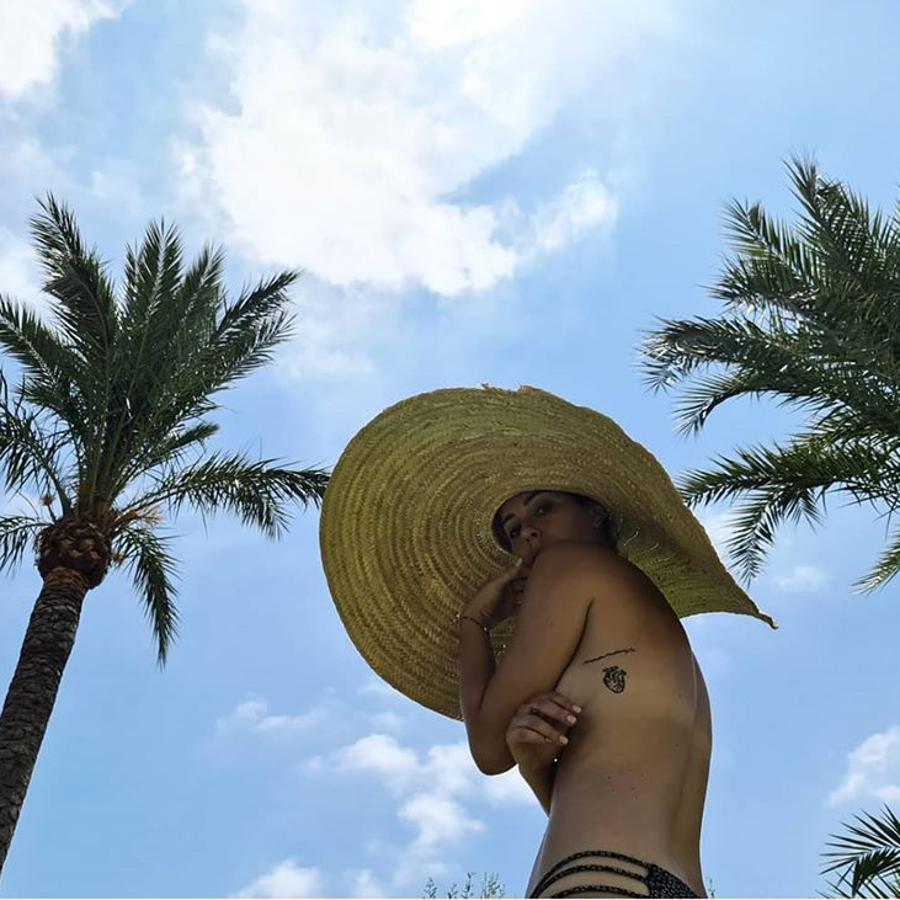 Además de enamorarnos con este sombrero que  puedes copiar en las rebajas de Mango , Blanca Suárez inauguró el verano con esta foto en topless.