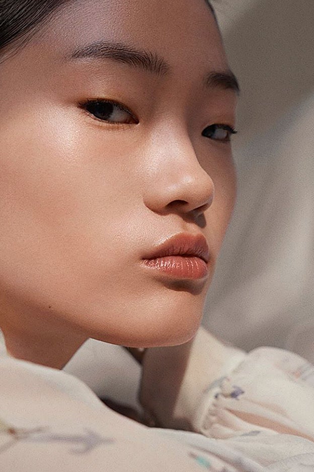 La esencial facial contiene potentes ingredientes que preparan la piel.