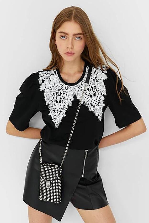 Ua combinación ganadora: cuello blanco sobre camiseta negra.