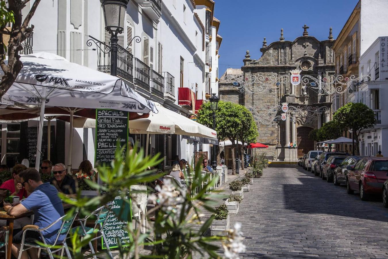 Empedrada y con la iglesia de San Mateo Apóstol al fondo, esta calle es una de las arterias principales del casco histórico de Tarifa. Está llena de terrazas, restaurantes y bares en los que ver y ser visto.