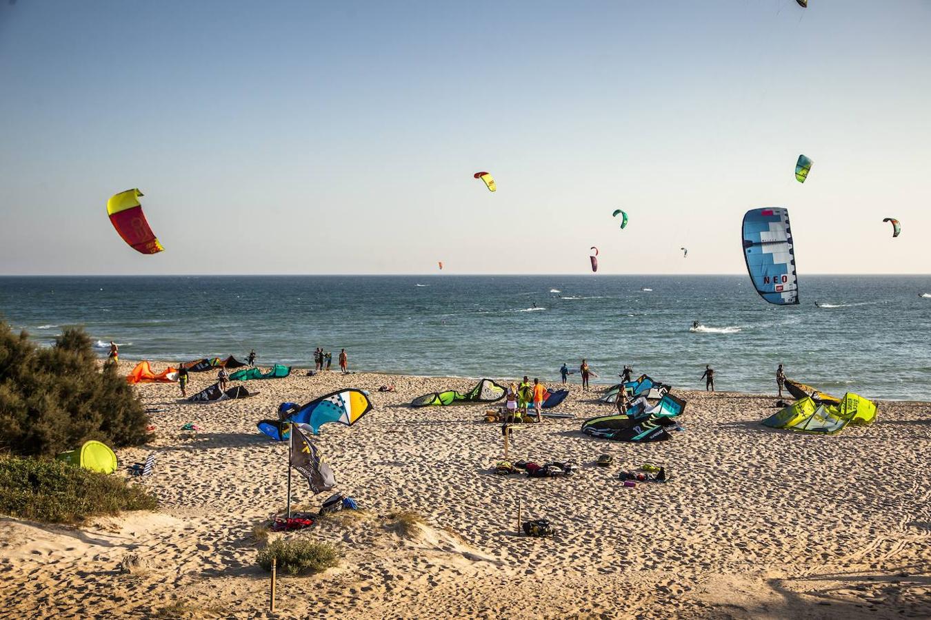 Esta playa infinita, de más de 4 kilómetros de largo y azotada por el viento, es una meca mundial del kitesurf, el flysurf o el paddle surf. Las cientos de cometas multicolores que cada día sobrevuelan Valdevaqueros es una de las imágenes más icónicas de Tarifa.