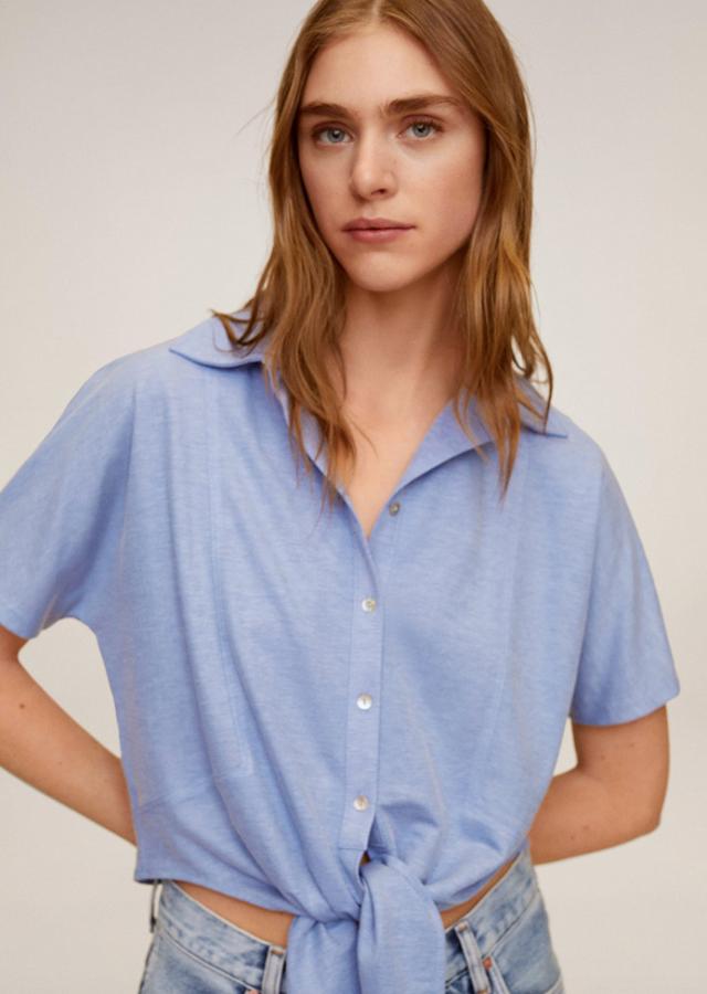 En tejido fluido, con diseño crop y cuello clásico, esta camisa de Mango viene con cierre de nudo, manga corta y botones efecto nácar. Está rebajada y de 19,99 euros ha pasado a costar 9,99 euros. Podemos encontrarla entre las tallas XS y XL.