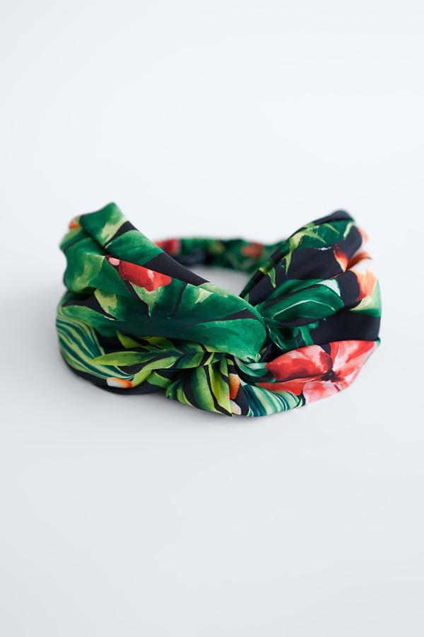 Turbante de tela con estampado tropical, de Zara (7,95 €).