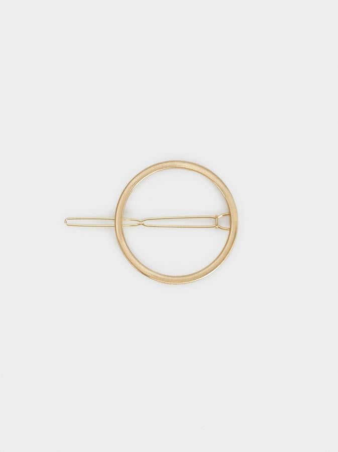 Pasador metálico en forma de anilla con cierre de horquilla, de Parfois (5,99 €).