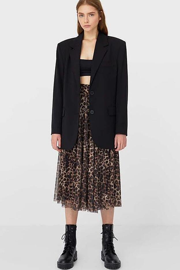 Un estilismo genial con americana, top bandeau y la falda midi de leopardo.