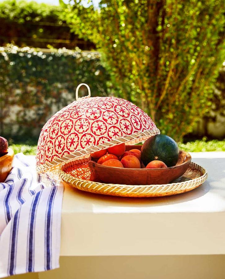 Cesta trenzada de Zara Home, (29,99 euros).