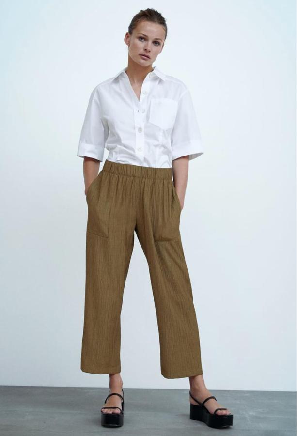 Pantalón marrón fluido, (29,95 euros).