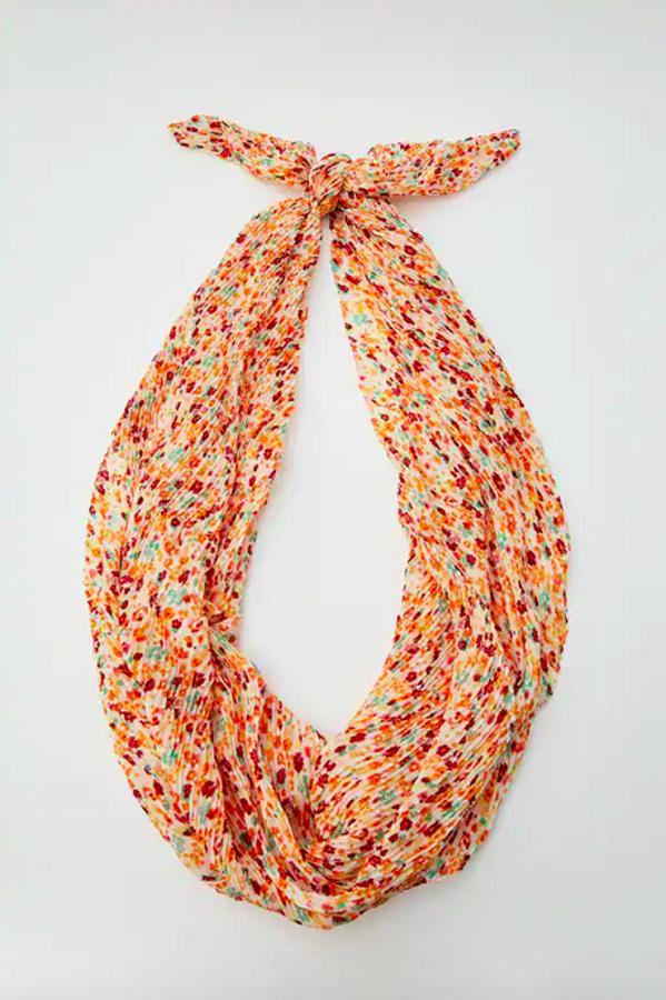 Tus looks más románticos y florales agradecerán que los acompañes con esta bonita bandana de Pull&Bear en tonos rojos y naranjs. Cuesta 7,99 euros.