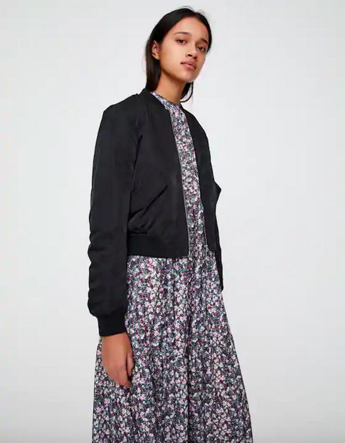 Si eres amante de los clásicos, la bomber negra de Pull&Bear puede ser una excelente opción para tu armario veraniego. Esta viene con bolsillos laterales y en manga, cierre de cremallera y cuello clásico de canalé. Cuesta 19,99 euros y podemos encontrarla entre las tallas XS y XL.