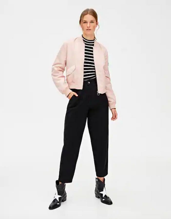La bomber nunca pasa de moda y el verano es una buena opción de recuperarla tal y como demuestra esta propuesta de Pull&Bear con cierre de cremallera, bolsillos laterales y cuello de canalé en color rosa. Tiene un precio de 19,99 euros y está disponible entre las tallas XS y XL.