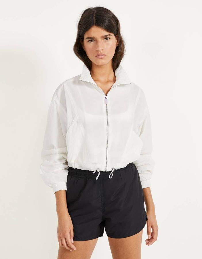 En color lila, aunque no lo parece, con cintura entallada con cordones, diseño corto y cierre de cremallera, esta cazadora de Bershka cuesta 29,99 euros y está disponible entre las tallas XS y L.