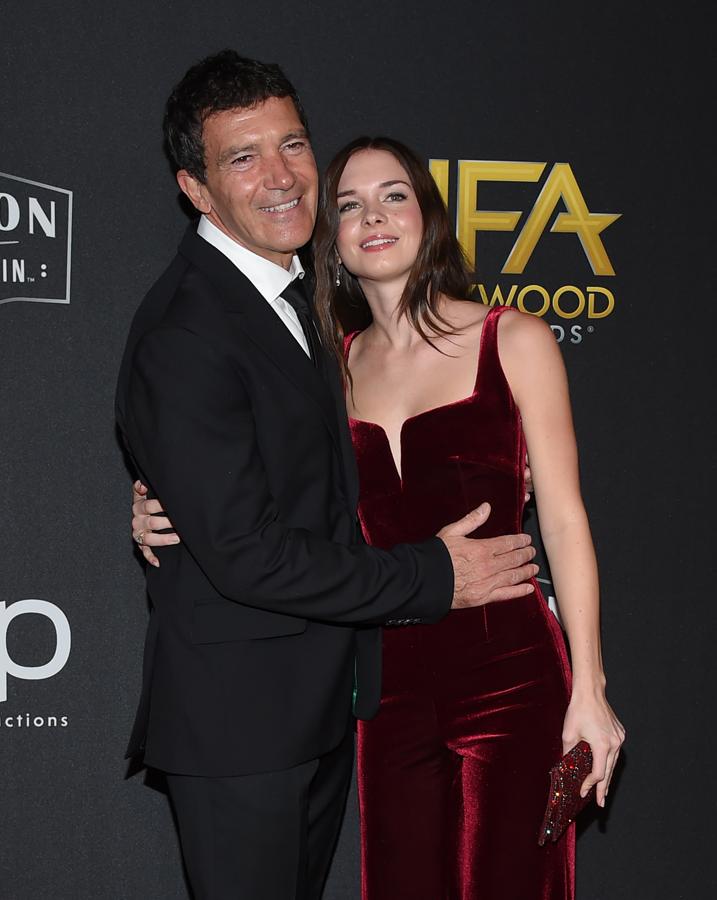 Stella es la única hija de Antonio Banderas, fruto de su matrimonio con la actriz Melanie Griffith, lo que la convierte en nieta de Tippi Hedren y hermana de Dakota Johnson. La joven de 23 años estudió Literatura y Arte en la Universidad de Nueva York y ya la hemos visto posar junto a su padre en algunas alfombras rojas.