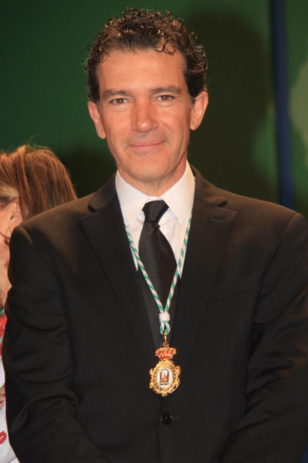 En 2013, Antonio Banderas recibía la medalla de Andalucía siendo reconocido de manera oficial por su ciudad natal: Málaga.