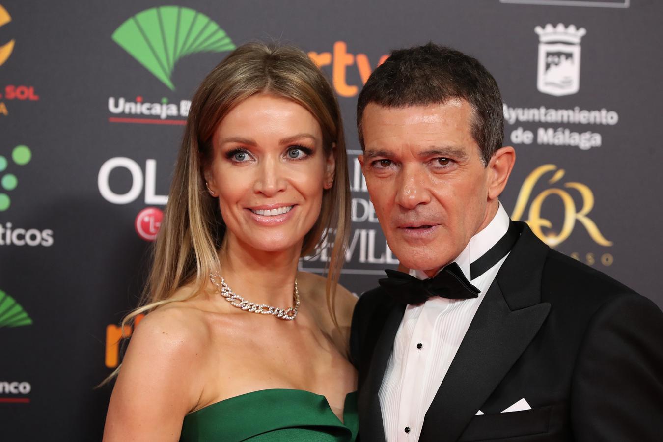 Se conocieron durante el festival de Cannes de 2014 donde Banderas se enamoró de la financiera holandesa y de la que ice haber salvado su corazón.