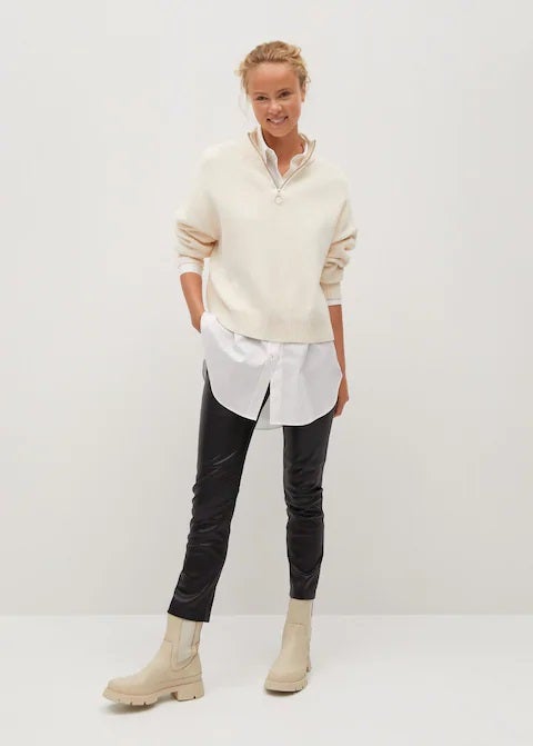 Nuestra segunda apuesta son estos pantalones efecto piel de Mango en negro. Una tendencia que volverá pisando fuerte la temporada otoño/invierno. (29,99 euros).