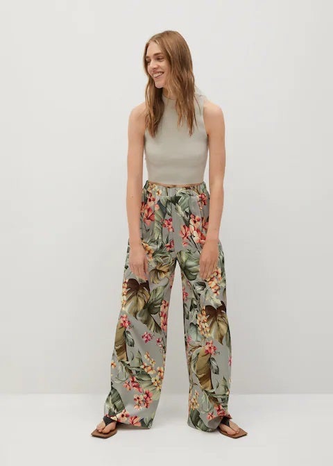 Alarga el verano con estos pantalones de flores ideal también para el otoño. (39,99 euros).