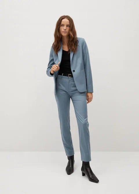 Pantalones de traje en azul desgastado de la nueva colección de Mango. (29,99 euros).