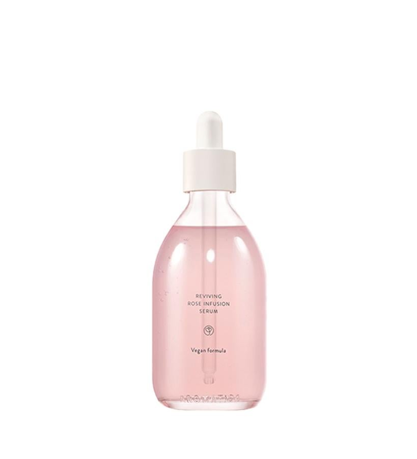 Con 77,5% de ingredientes orgánicos y 94,9% de naturales, contiene tanto agua de rosas orgánica como aceite esencial de rosas, que hidratan la piel, la reafirman y la dejan jugosa y llena de vitalidad. También incluye aloe vera y extractos de caléndula, que calman, y un complejo de bayas, que son sus antioxidantes y aportan luminosidad. Reviving Rose Infusion Serum de Aromatica (42,95 €, en miin-cosmetics.com).