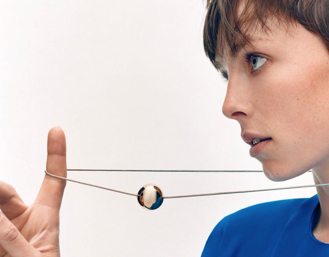 Colgante largo con bola metálica de formas naturales (9,95 euros).